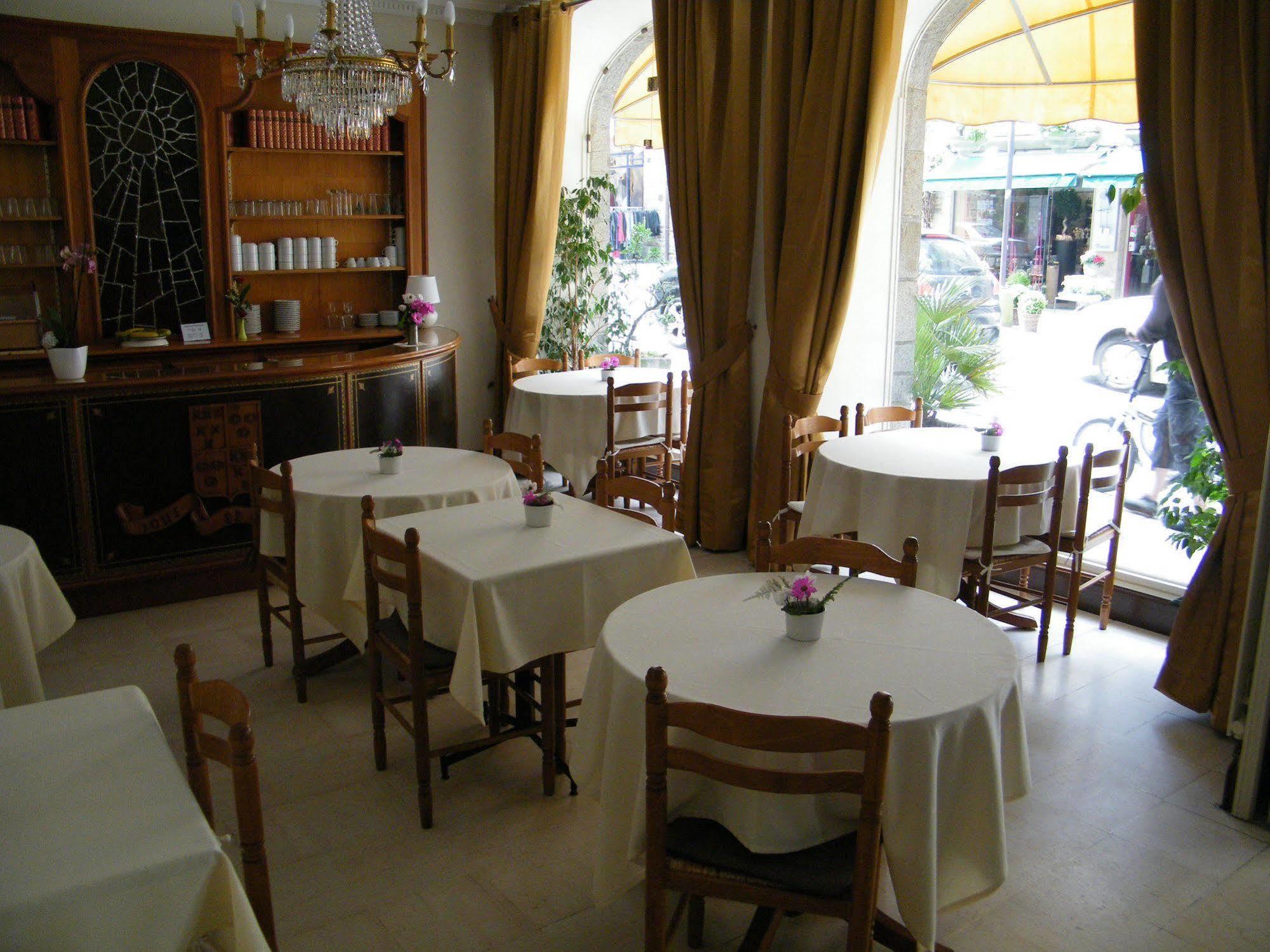 Balzac Hotel Fougeres Bagian luar foto