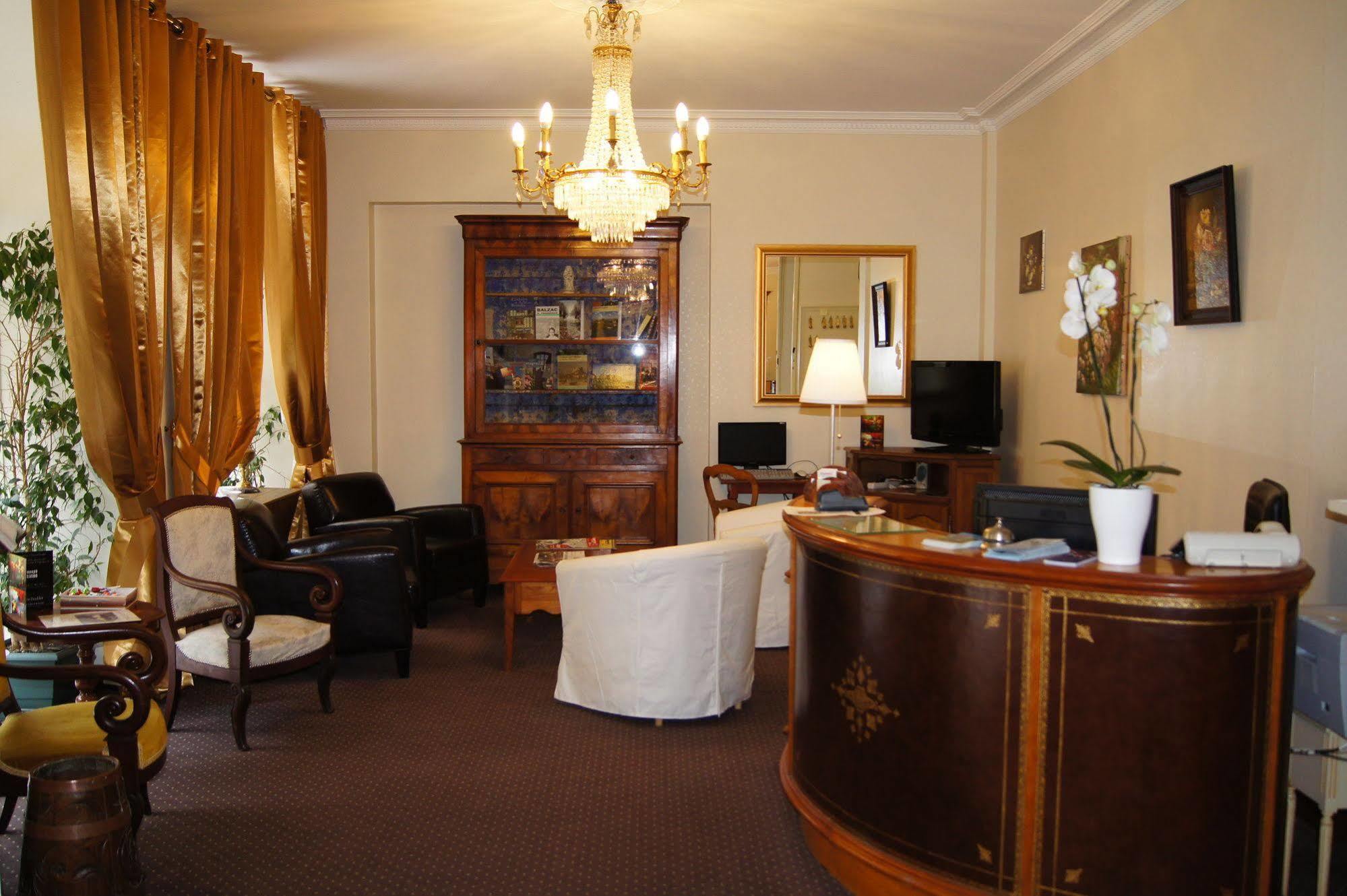 Balzac Hotel Fougeres Bagian luar foto